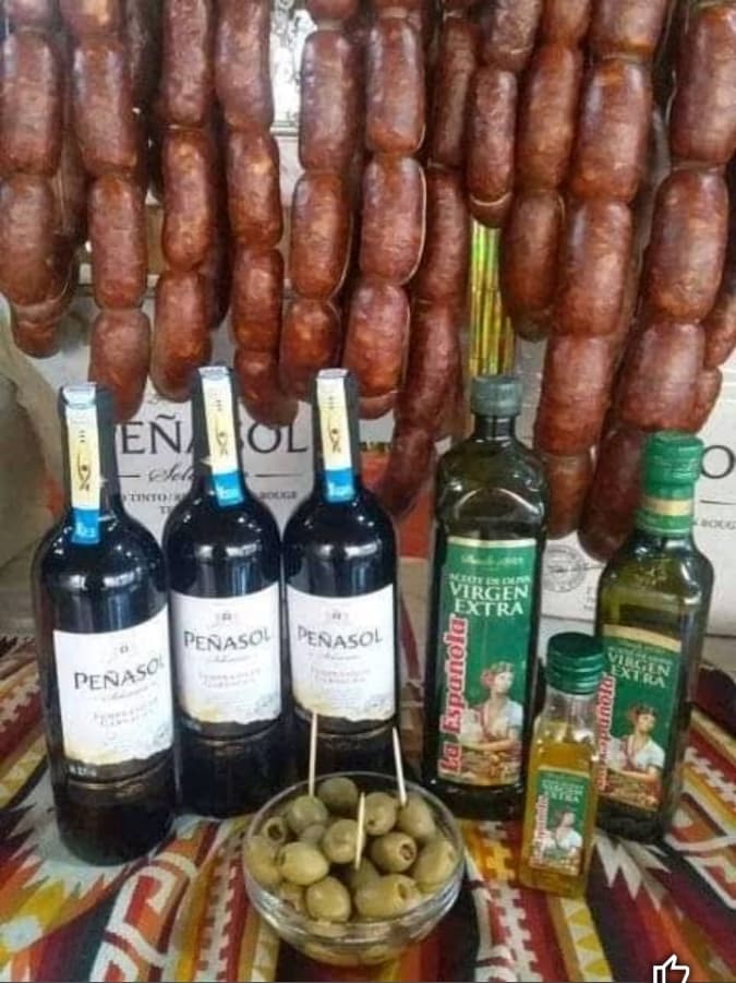Chorizo, vino, aceite y aceitunas de tradición española