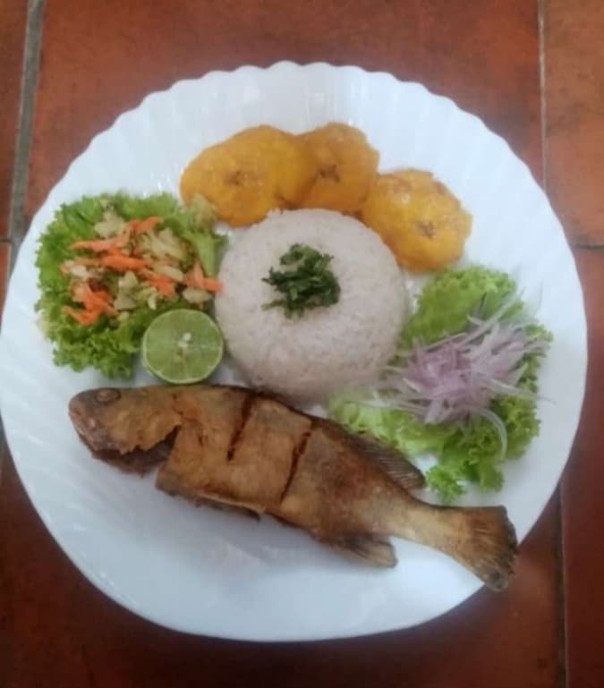 Pescado frito con arroz, patacones y ensalada