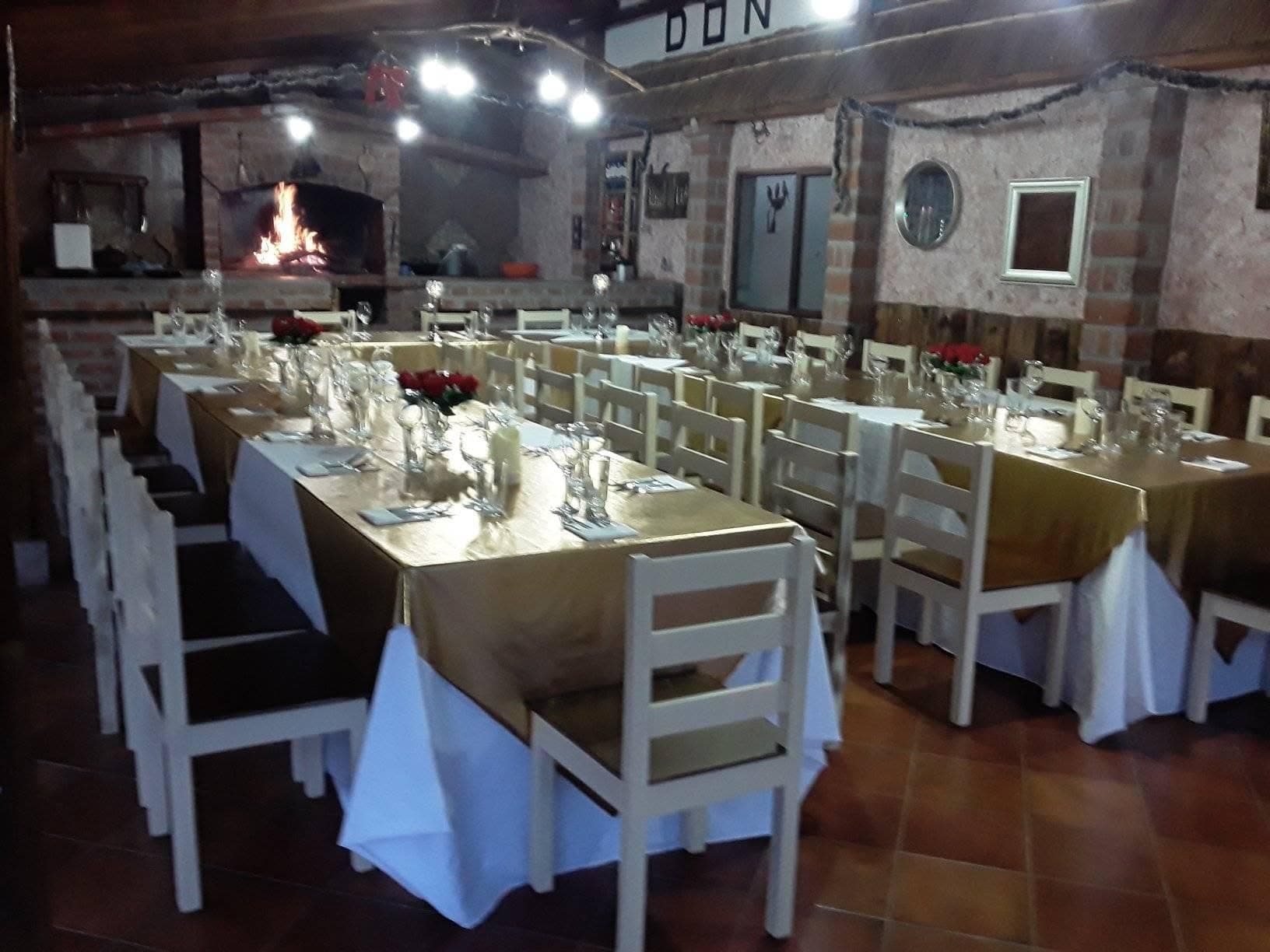 Salón rústico de Don Quijote con chimenea